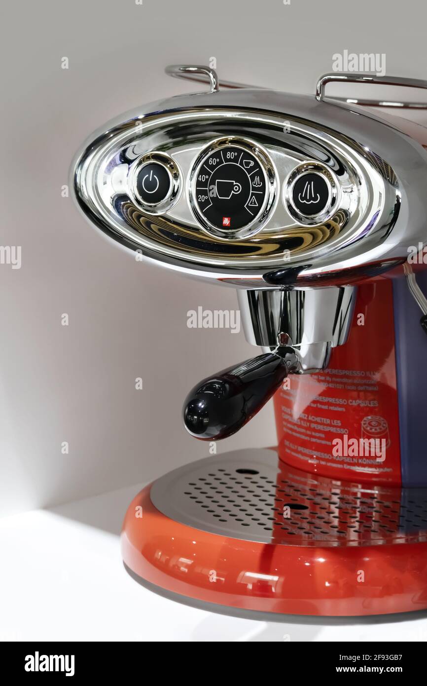 Illy coffee maker hi-res stock photography and images - Alamy