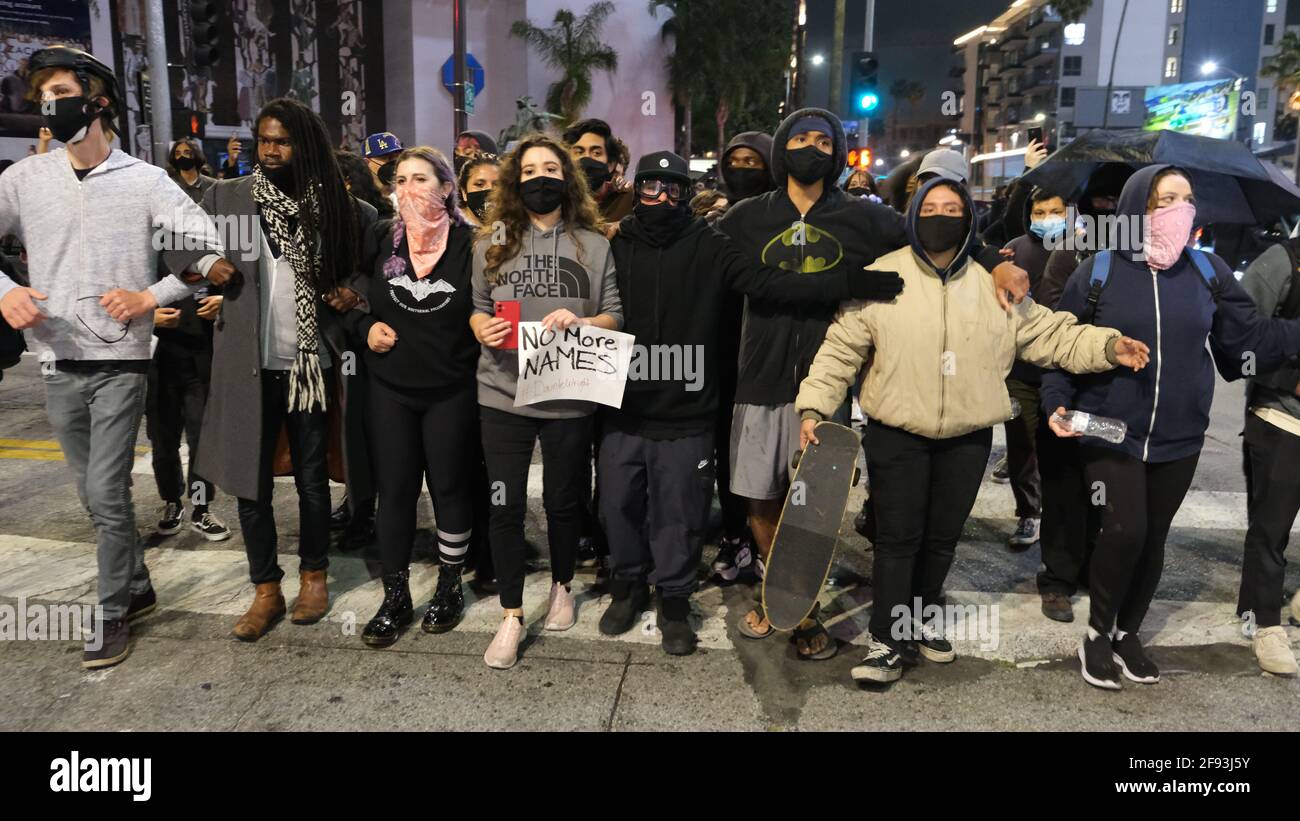 Los Angeles, CA, USA. 16th Apr, 2021. A group of protesters retreat from a line of police officers during a protest calling for justice for Daunte Wright. Credit: Young G. Kim/Alamy Live News Stock Photo
