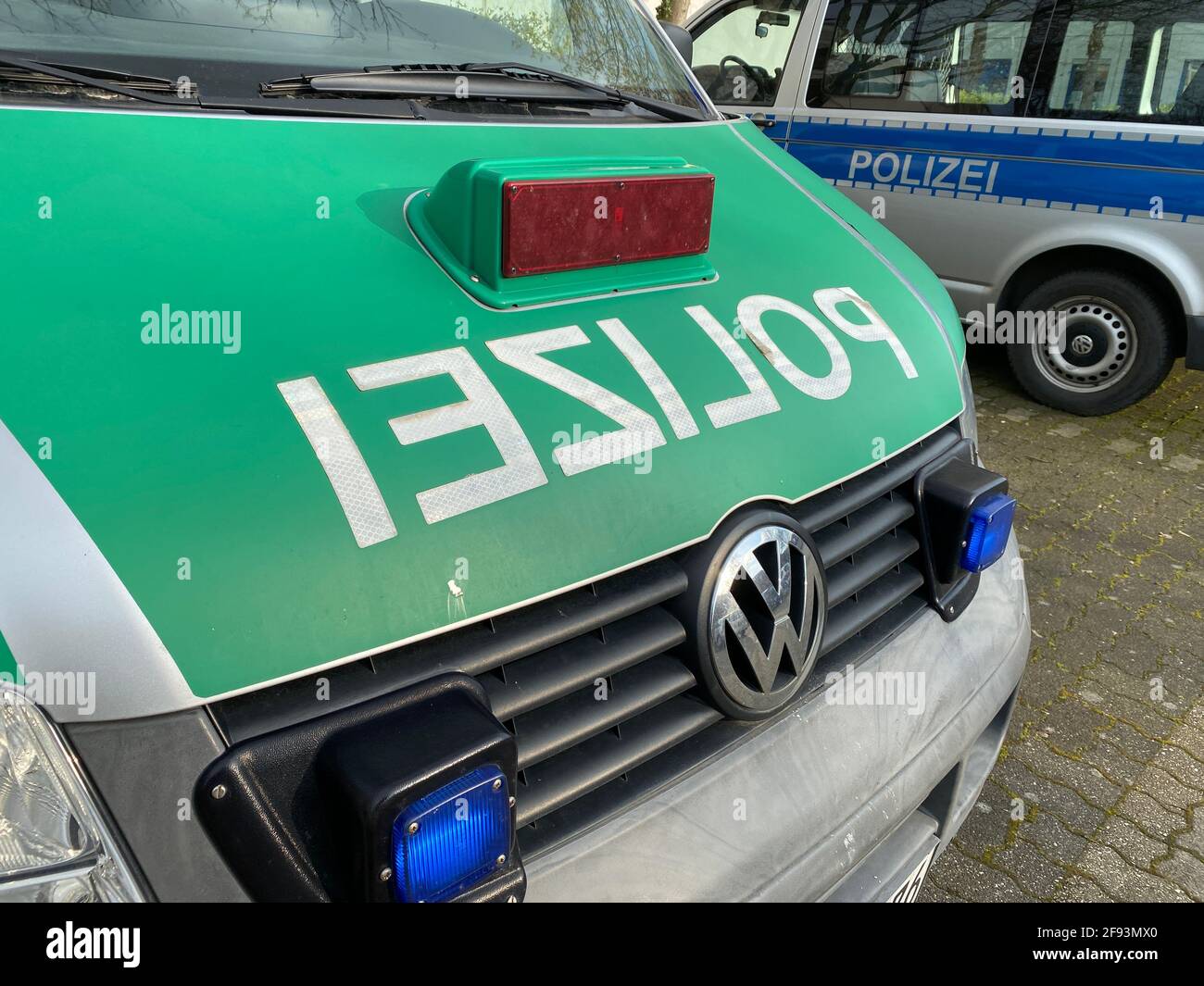VW Bus T5 der Polizei in Nordrhein-Westfalen. Die älteren Streifenwagen haben noch die Grün-Silberne-Lackierung, die neueren Dienstwagen sind Blau-Sil Stock Photo