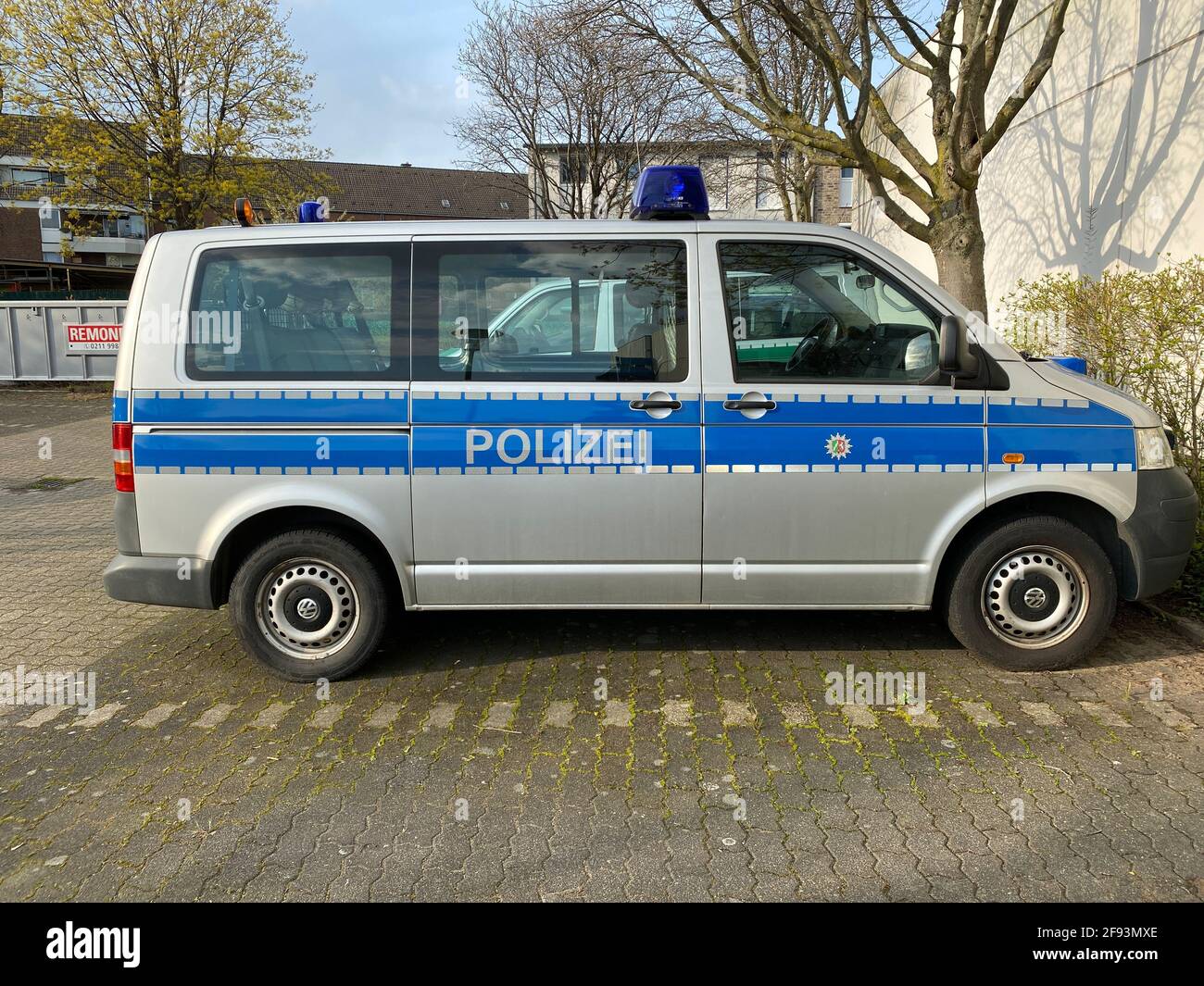VW Bus T5 der Polizei in Nordrhein-Westfalen. Die älteren Streifenwagen haben noch die Grün-Silberne-Lackierung, die neueren Dienstwagen sind Blau-Sil Stock Photo