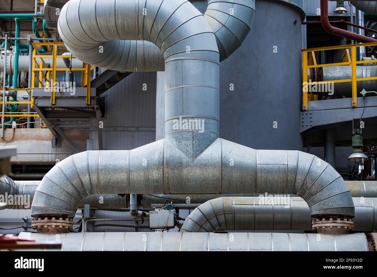 Highpressure pipes with heat insulation and galvanized steel cover