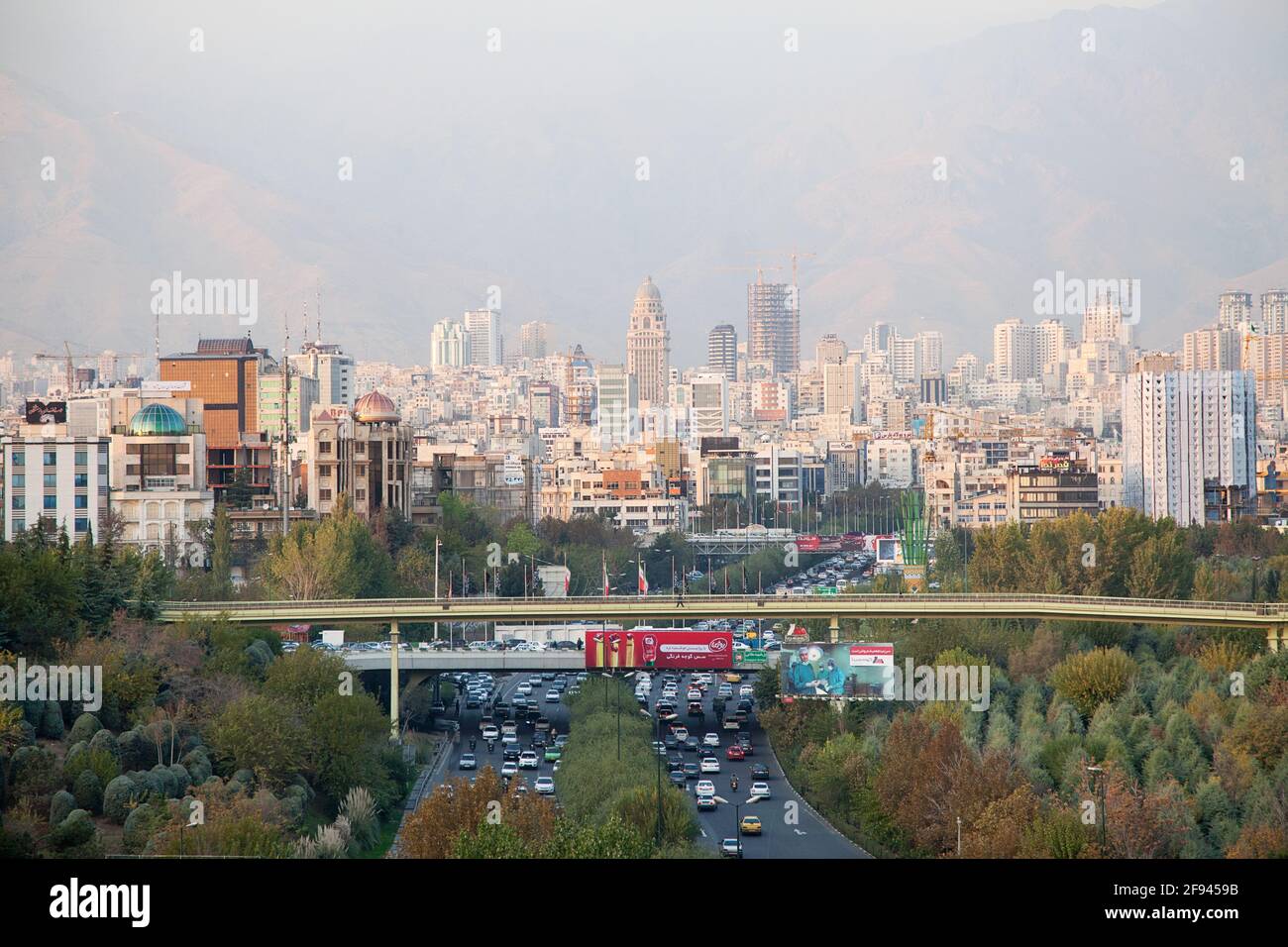 Aussischt von der Tabiat Brücke auf die Stadt Tehran. Im Hintergrund ist die Elborz Gebirge zu sehen. Stock Photo