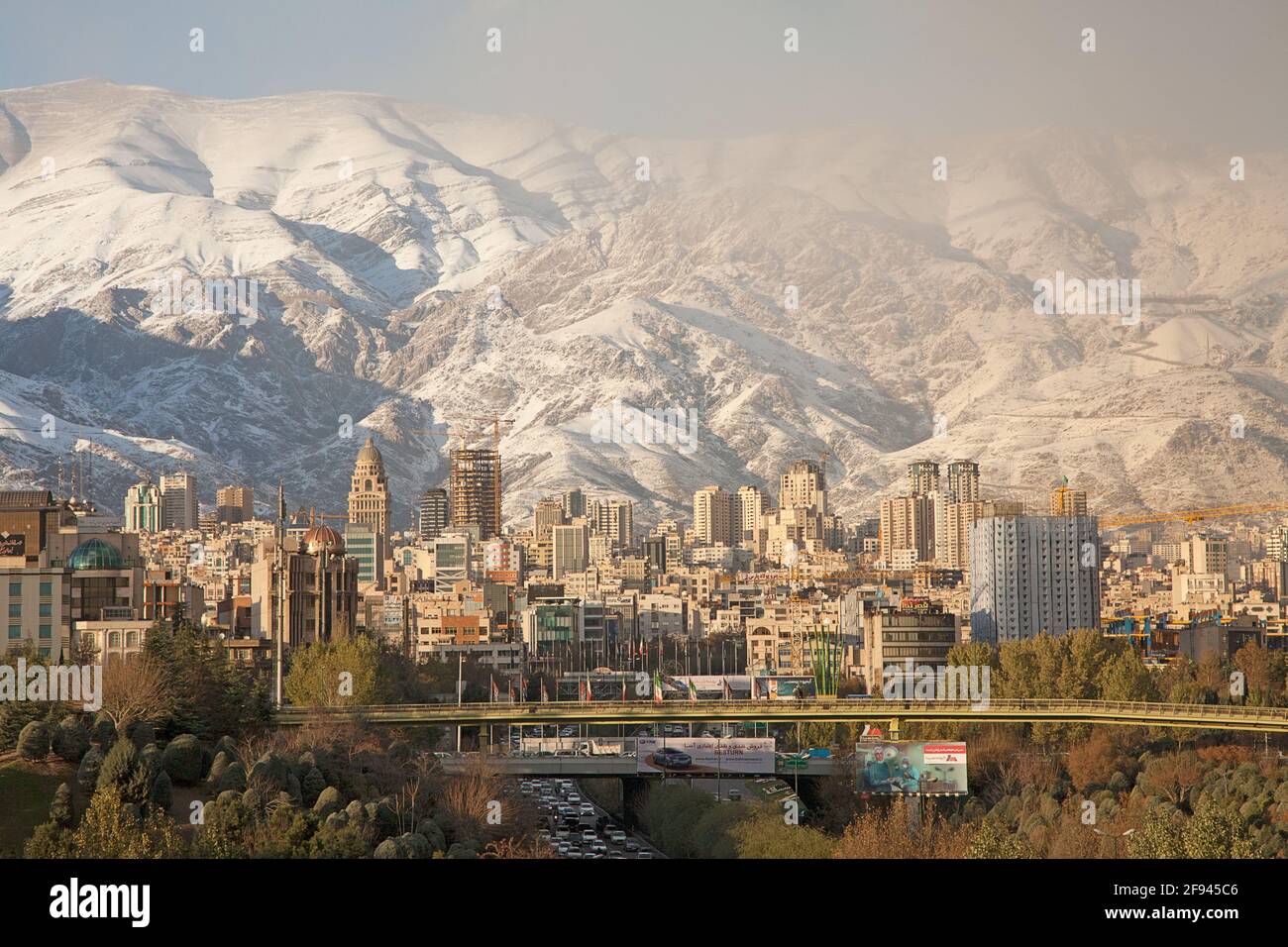 Aussischt von der Tabiat Brücke auf die Stadt Tehran. Im Hintergrund ist die Elborz Gebirge zu sehen. Stock Photo