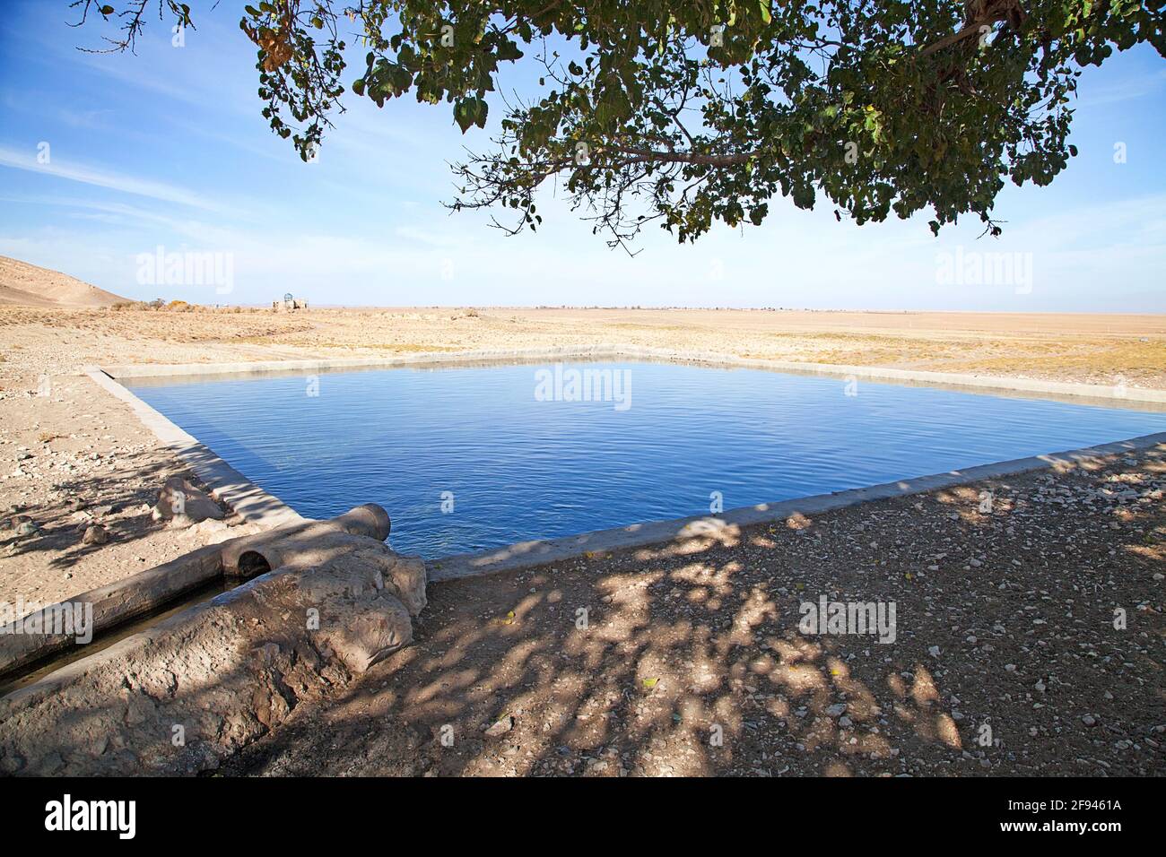 Im Becken wird Grundwasser aufbewahrt, um die Safranplantagen in Golbu zu bewässern. Golbu ist ein kleines Dorf in der Provinz Khorasan. Stock Photo