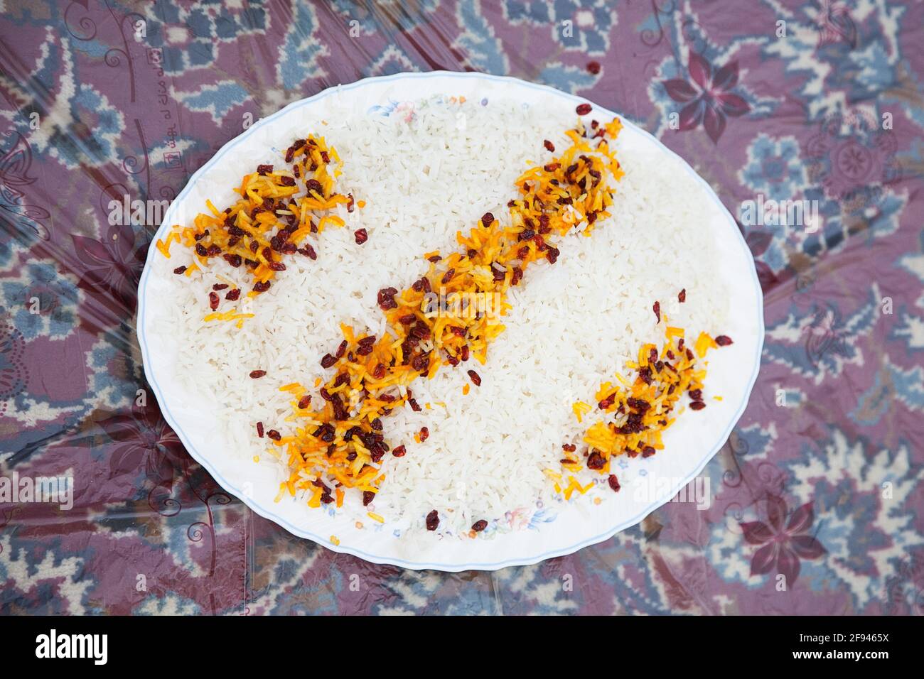 Safran-Reis verziert mit Berberizen. Stock Photo