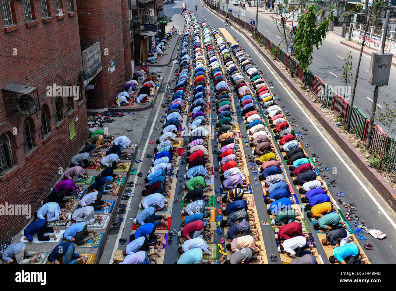 Dhaka, Dhaka, Bangladesh. 16th Apr, 2021. Muslims performed the Jumma prayer on a street without maintaining any kind of social distance the first Friday of the holy month of Ramadan during Bangladesh's authorities enforced a strict lockdown to combat the spread of the Covid-19 coronavirus, in Dhaka, Bangladesh on April 16, 2021. Credit: Zabed Hasnain Chowdhury/ZUMA Wire/Alamy Live News Stock Photo