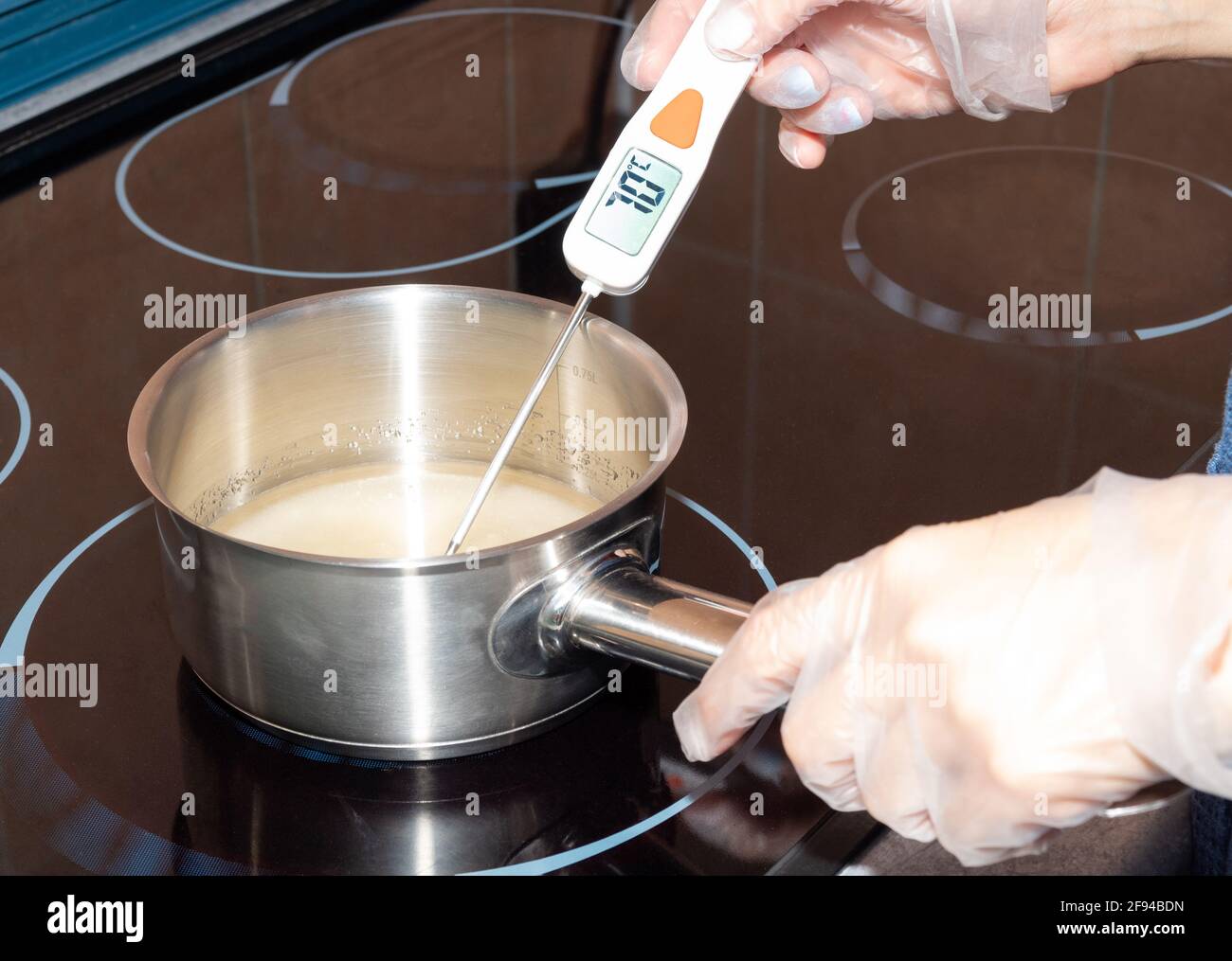 https://c8.alamy.com/comp/2F94BDN/the-temperature-of-the-boiling-syrup-in-the-pan-is-measured-with-an-electronic-thermometer-2F94BDN.jpg
