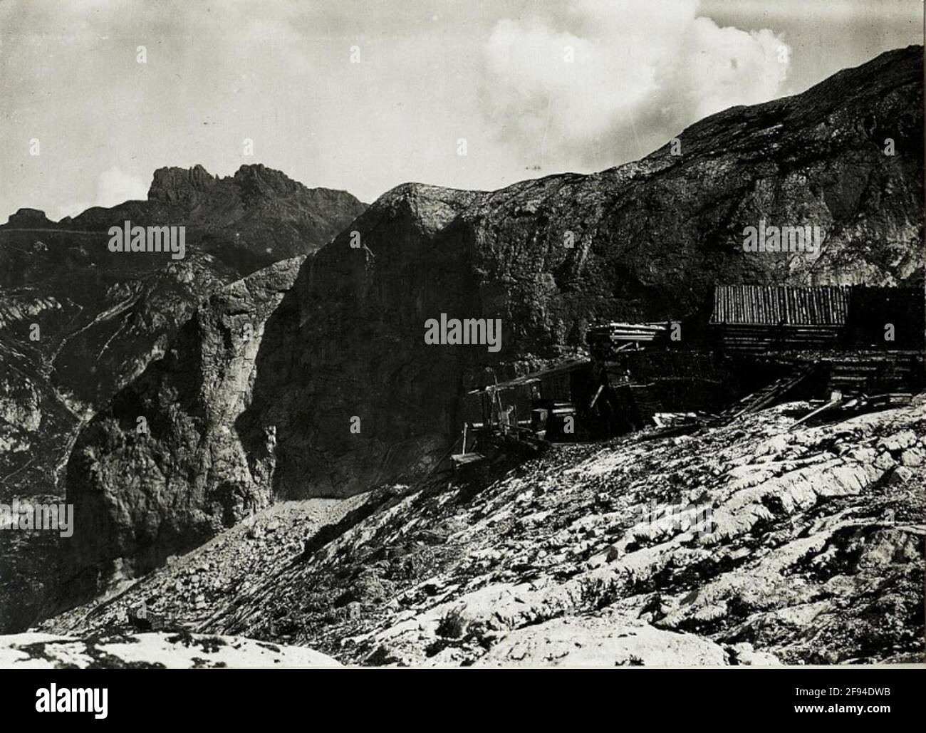 Position Marmolata Gran Poz: Cable Car 'Giamorcia' with Col de Bous Rocks and Mezzodikreuz. . Stock Photo