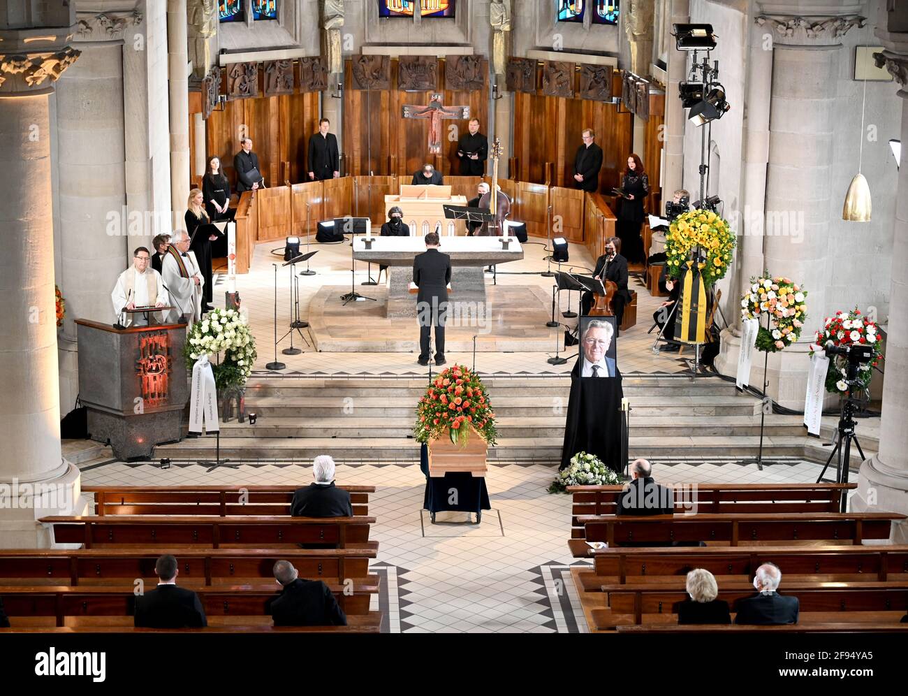 Baden-Wuerttemberg, Tubingen. 16 April 2021: At the funeral service for the theologian Hans Küng, Hans Küng's coffin stands framed by floral decorations and funeral wreaths in St. Johannes Church. Hans Küng died on 6 April at the age of 93. Photo: Bernd Weissbrod/dpa-Pool/dpa Credit: dpa picture alliance/Alamy Live News Credit: dpa picture alliance/Alamy Live News Stock Photo