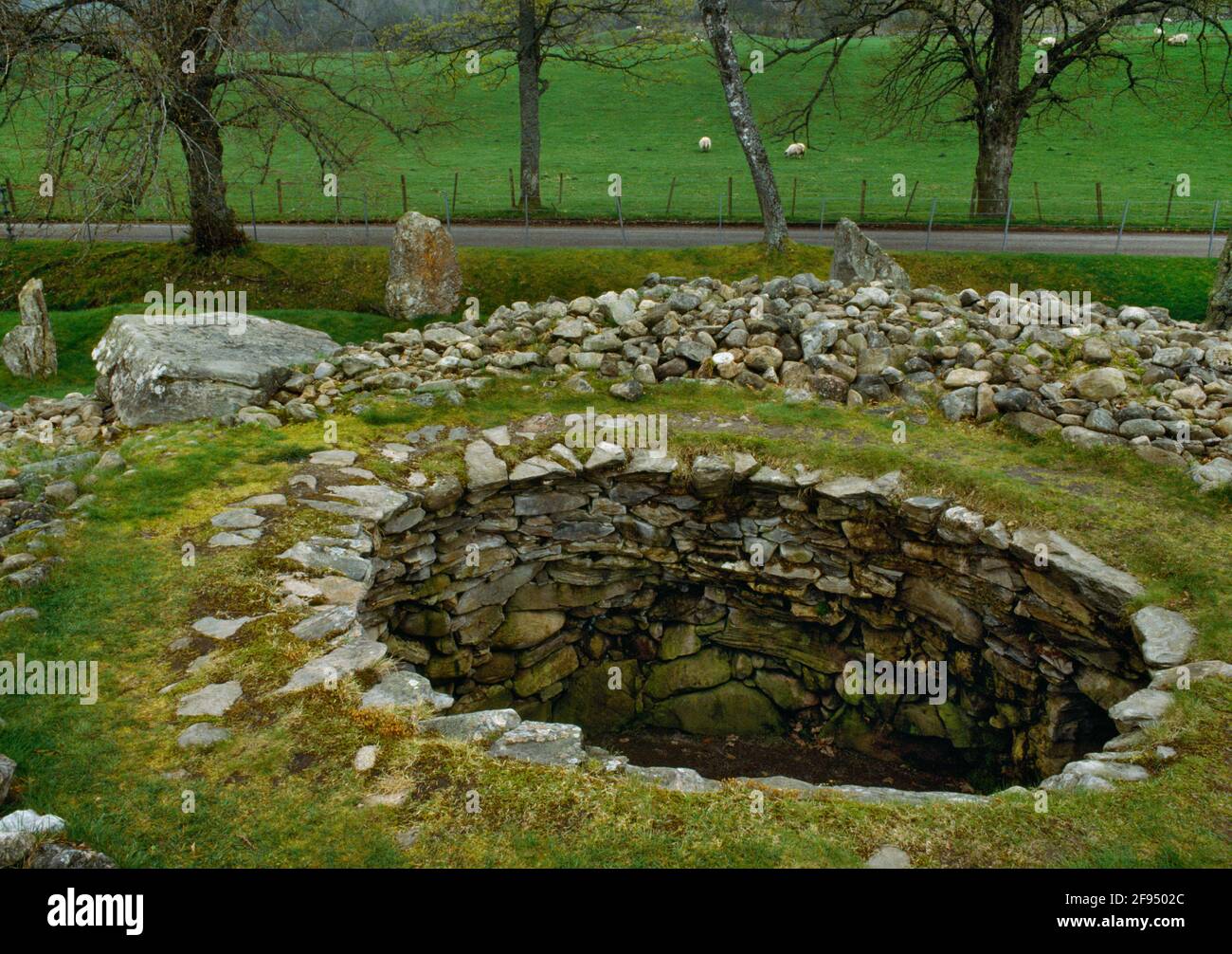 Corrimony Clava-type passage grave, Inverness, Scotland, UK, looking SE across the roughly circular cairn & central burial chamber: passage on R. Stock Photo