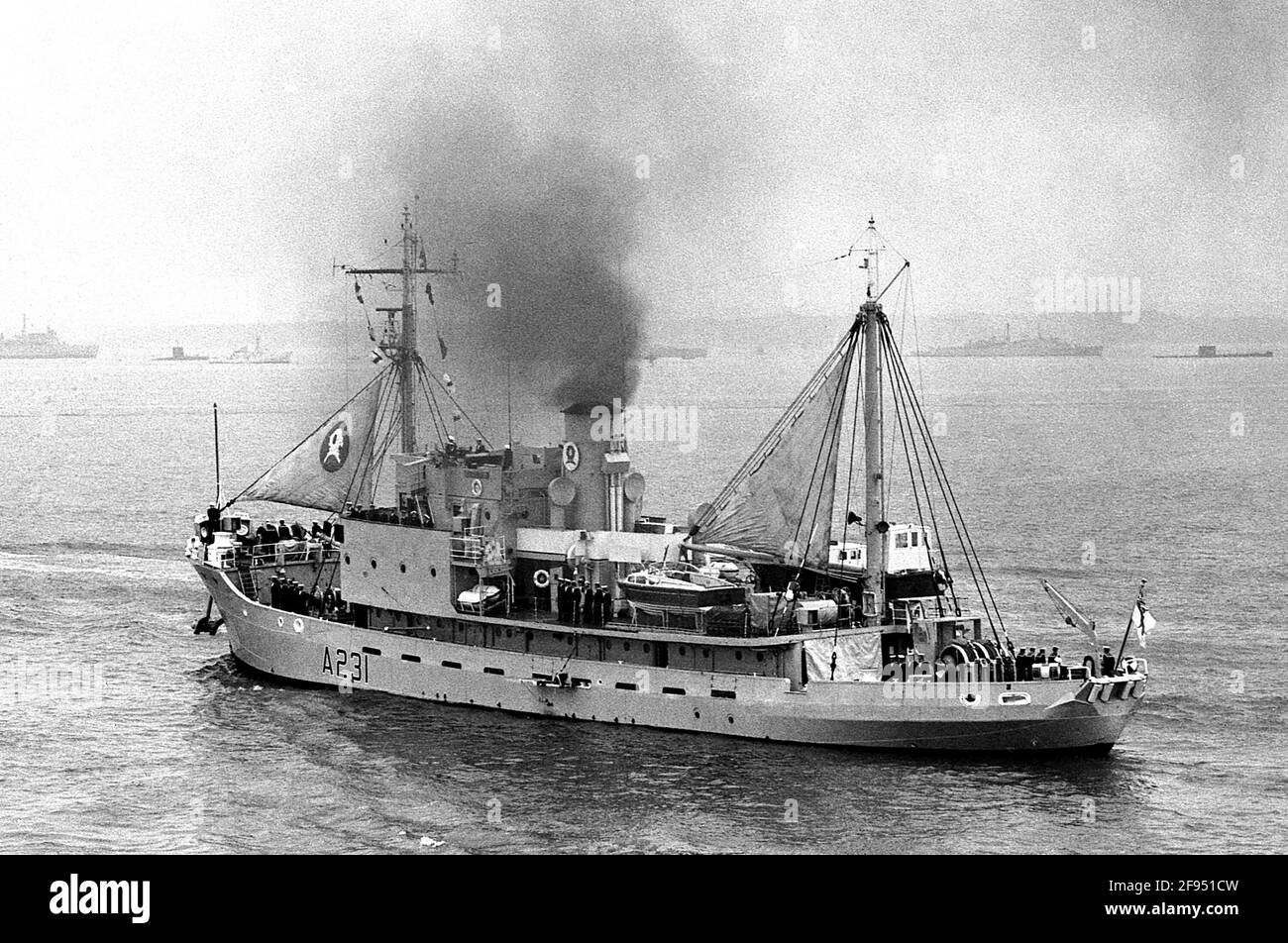 AJAXNETPHOTO. 25TH JUNE, 1977. PORTSMOUTH, ENGLAND. - LAST NAVY SAILING SHIP - H.M.S. RECLAIM, THE ROYAL NAVY'S DIVING SUPPORT SHIP, LEAVING HARBOUR TO TAKE UP HER SILVER JUBILEE FLEET REVIEW POSITION AT SPITHEAD. PHOTO:JONATHAN EASTLAND/AJAX REF:202206 68 Stock Photo