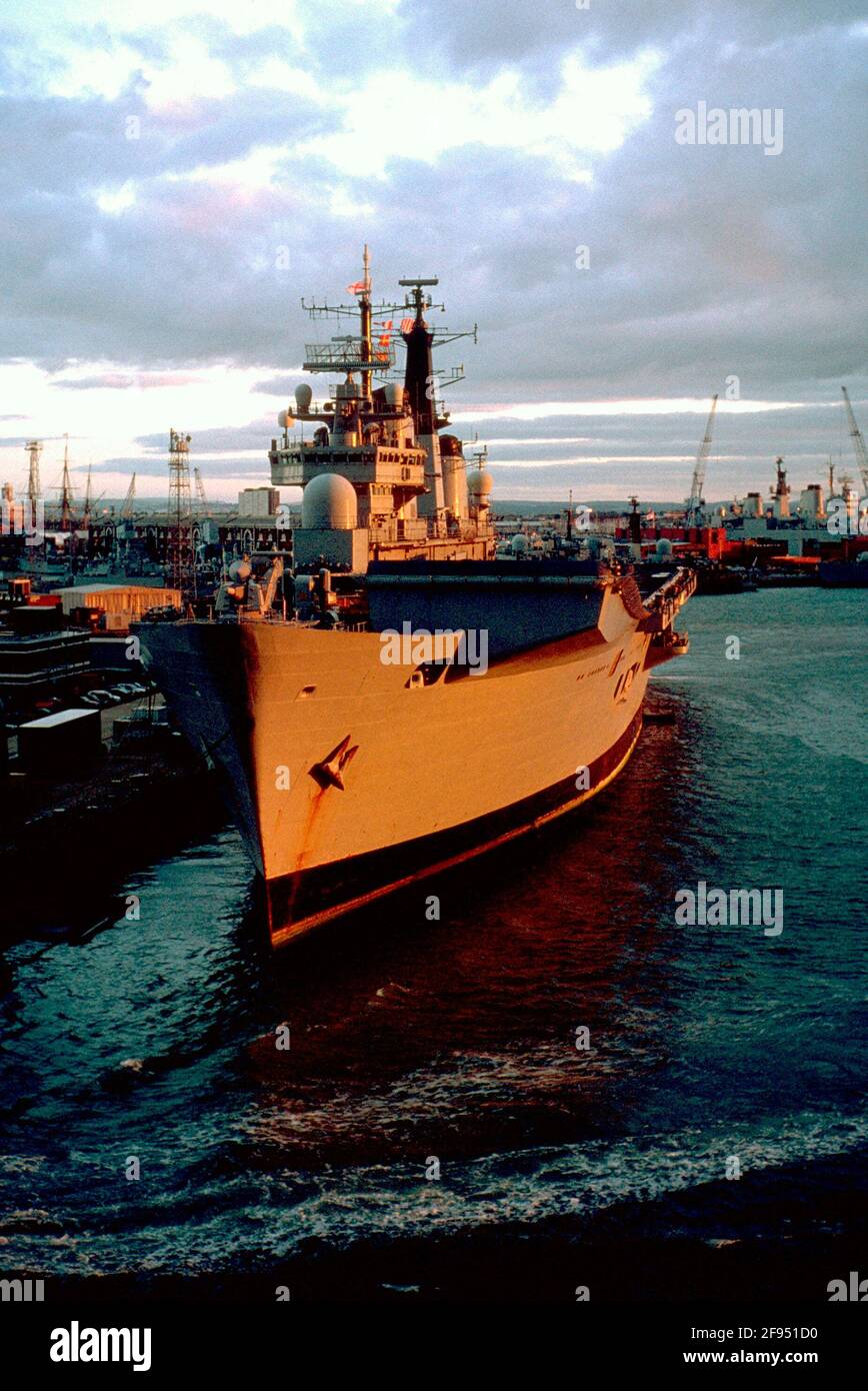 AJAXNETPHOTO. 1990S. PORTSMOUTH,ENGLAND - THE AIRCRAFT CARRIER HMS INVINCIBLE MOORED AT PORTSMOUTH NAVAL BASE SEEN AT SUNSET. PHOTO:JONATHAN EASTLAND/AJAX REF:0055 41 Stock Photo