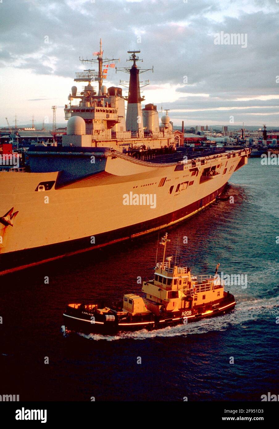AJAXNETPHOTO. 1990S. PORTSMOUTH,ENGLAND - THE AIRCRAFT CARRIER HMS INVINCIBLE MOORED AT PORTSMOUTH NAVAL BASE SEEN AT SUNSET. PHOTO:JONATHAN EASTLAND/AJAX REF:0055 50 Stock Photo