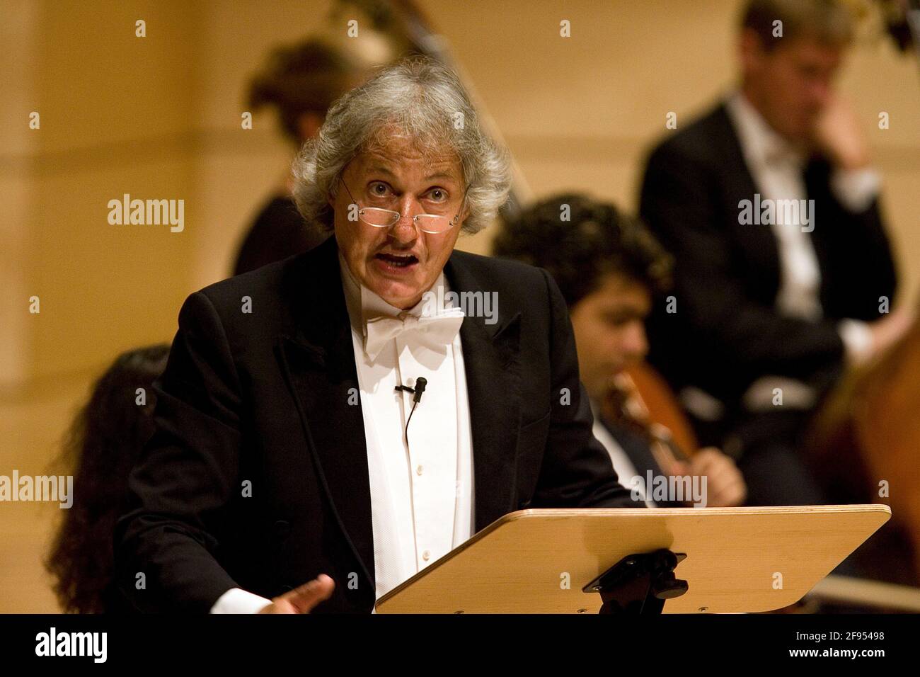 DEU, Deutschland, Ruhrgebiet, Essen, 14.09.2006: Konrad Beikircher als Moderator bei einem Operettenkonzert in der Essener Philharmonie. [(c) Michael Stock Photo