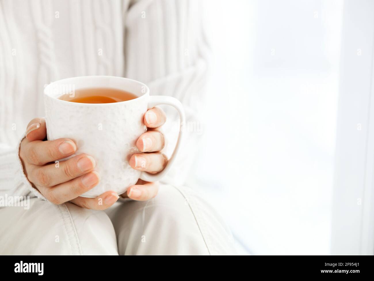 Hands holding hot cup of tea hi-res stock photography and images - Alamy