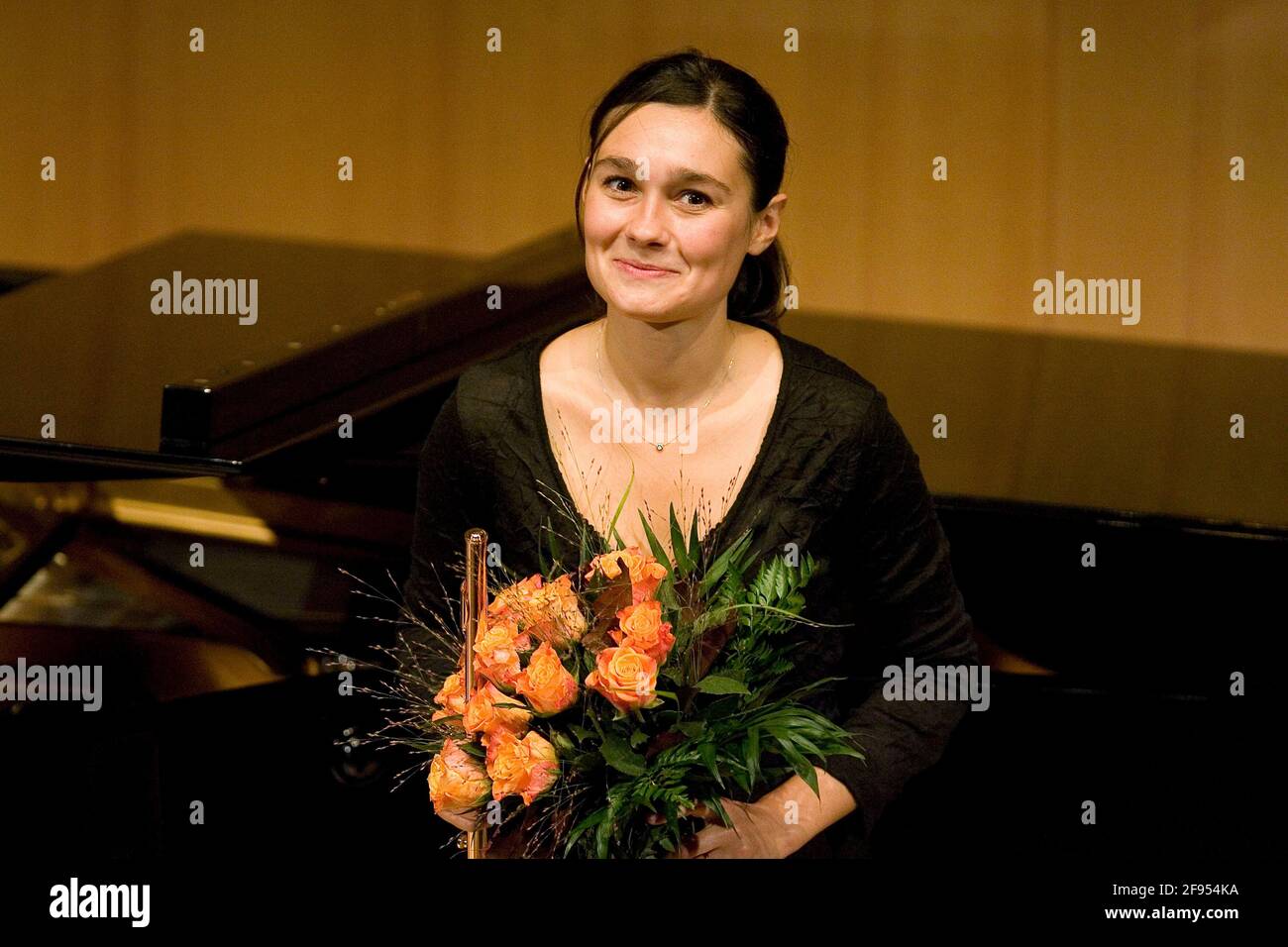 DEU, Deutschland, Ruhrgebiet, Dortmund, 5.10.2006: Die französische Flötistin Magali Mosnier am Ende ihres Konzerts im Rahmen des Internalen Musikfest Stock Photo