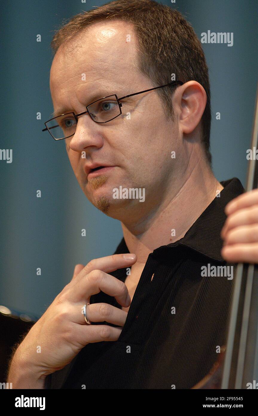 DEU, Deutschland, Ruhrgebiet, Essen, 10.09.2005: Der Bassist Dieter Ilg bei einem Konzert in der Essener Philharmonie. [(c) Michael Kneffel, Ruettensc Stock Photo