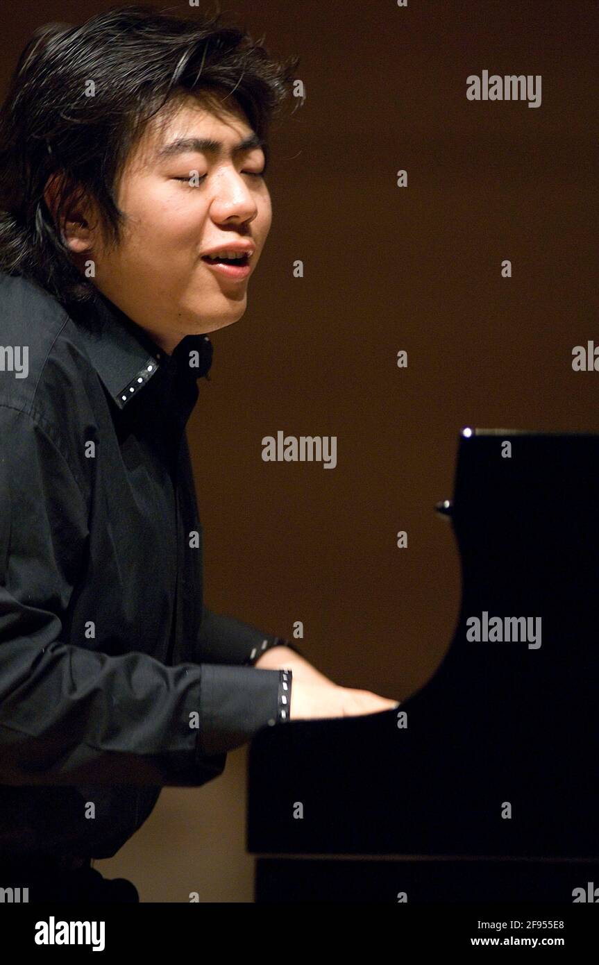 DEU, Deutschland, Ruhrgebiet, Essen, 10.02.2006: Der Pianist Lang Lang bei der Probe vor seinem Konzert in der Philharmonie Essen. [(c) Michael Kneffe Stock Photo