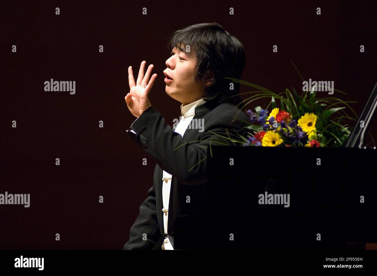 DEU, Deutschland, Ruhrgebiet, Essen, 10.02.2006: Der Pianist Lang Lang kommuniziert mit seinem Publikum bei seinem Konzert in der Philharmonie Essen. Stock Photo