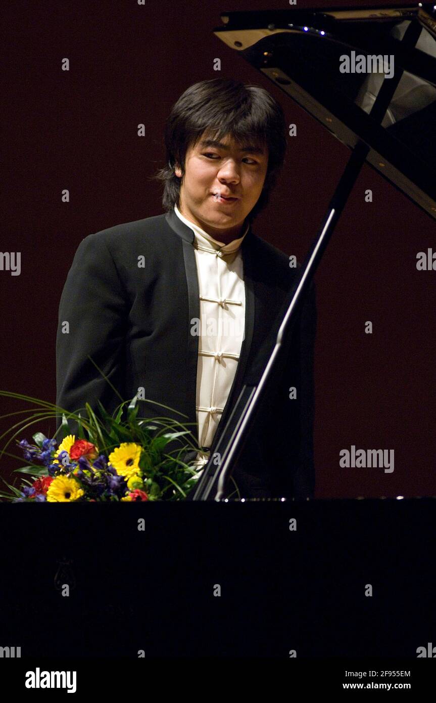 DEU, Deutschland, Ruhrgebiet, Essen, 10.02.2006: Der Pianist Lang Lang nimmt die Ovationen des Publikums entgegen bei seinem Konzert in der Philharmon Stock Photo