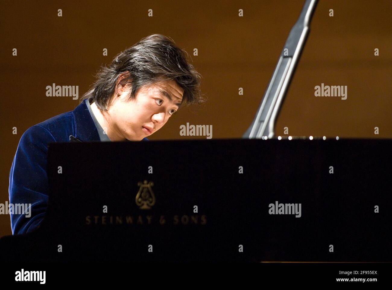 DEU, Deutschland, Ruhrgebiet, Essen, 10.02.2006: Der Pianist Lang Lang bei der Probe vor seinem Konzert in der Philharmonie Essen. [(c) Michael Kneffe Stock Photo