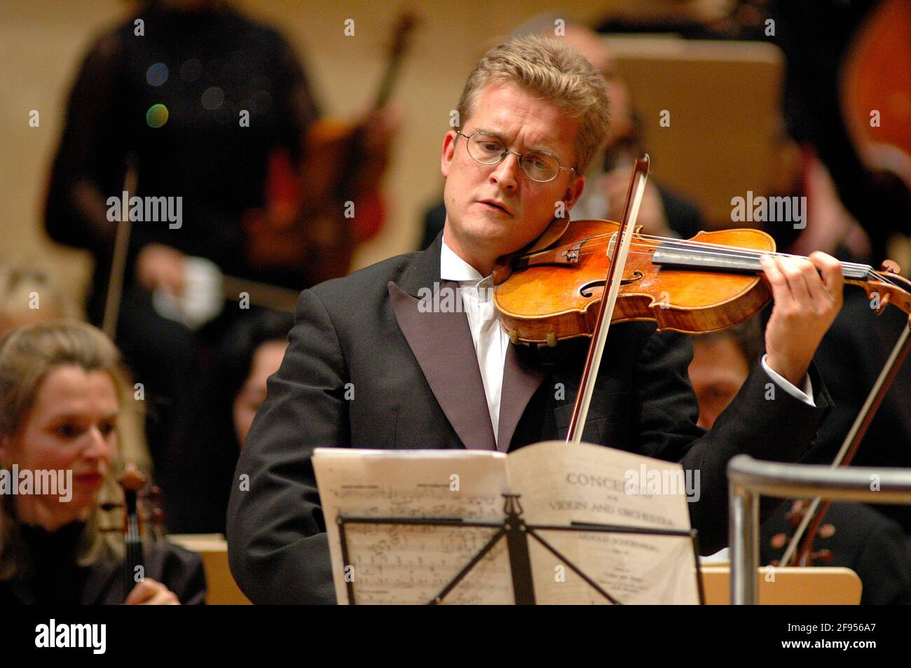DEU, Deutschland, Ruhrgebiet, Essen, 21.11.2004: Christian Tetzlaff bei einem Konzert in der Essener Philharmonie. [(c) Michael Kneffel, Ruettenscheid Stock Photo
