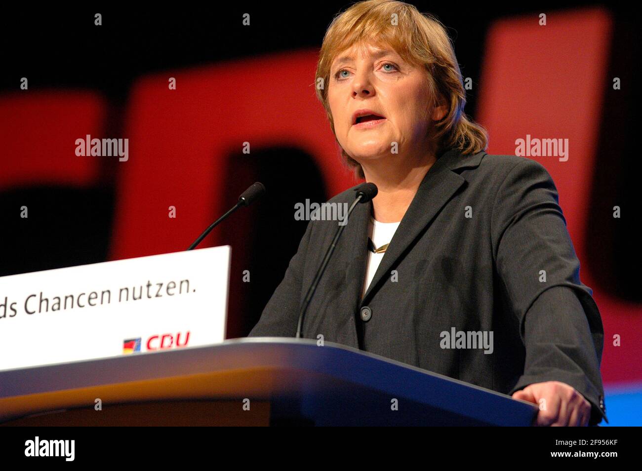 DEU, Deutschland, Düsseldorf, 06.12.2004: Angela Merkel, Bundesvorsitzende der CDU am Rednerpult zu Beginn des Bundesparteitags der CDU 2004 in Düssel Stock Photo