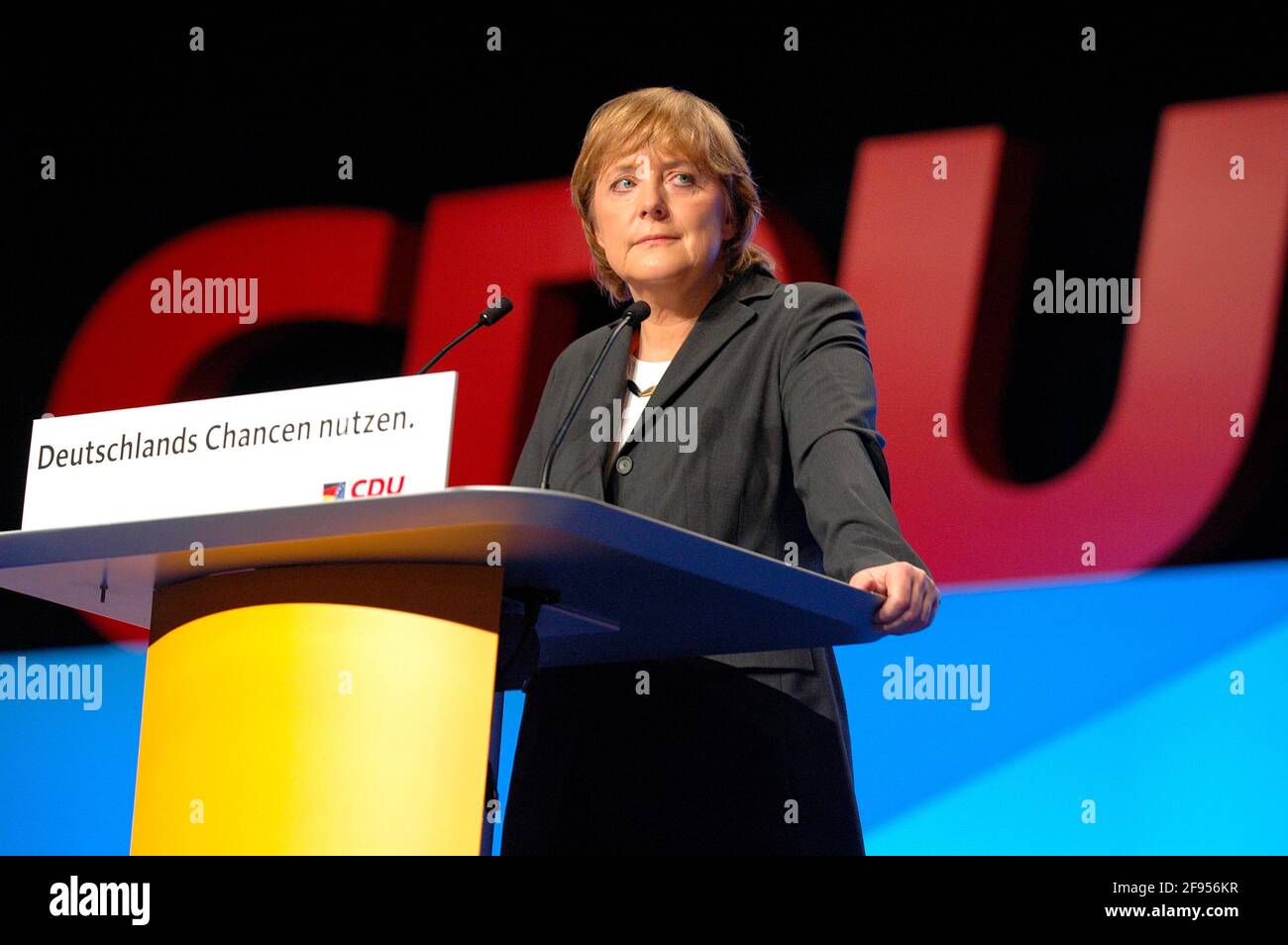 DEU, Deutschland, Düsseldorf, 06.12.2004: Angela Merkel, Bundesvorsitzende der CDU am Rednerpult zu Beginn des Bundesparteitags der CDU 2004 in Düssel Stock Photo