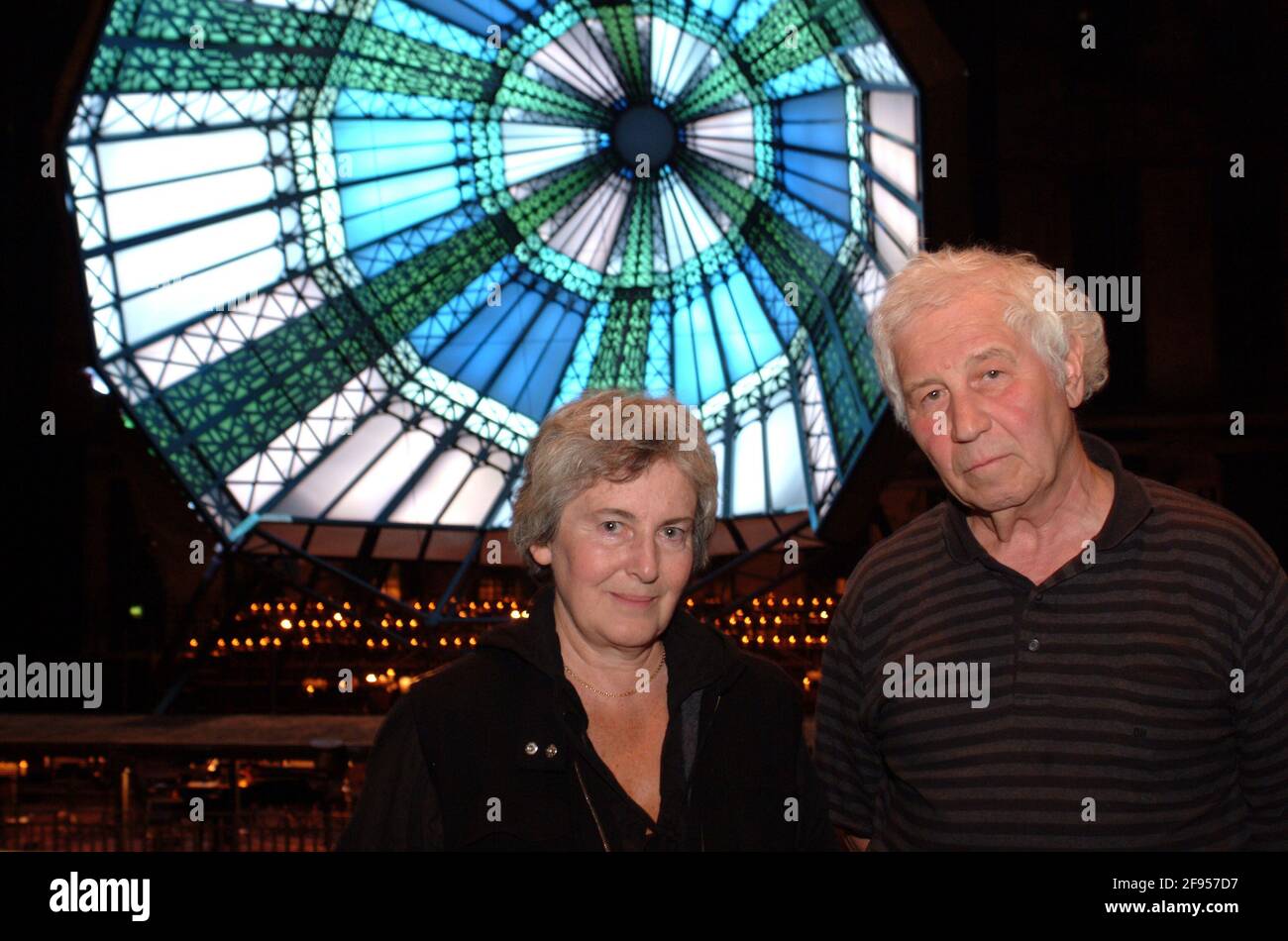 DEU, Deutschland, Ruhrgebiet, Bochum, 2.9.2003: Ilya und Emilia Kabakov vor der von ihnen gestalteten Domkuppel, in der Licht- und Farbspiele erzeugt Stock Photo