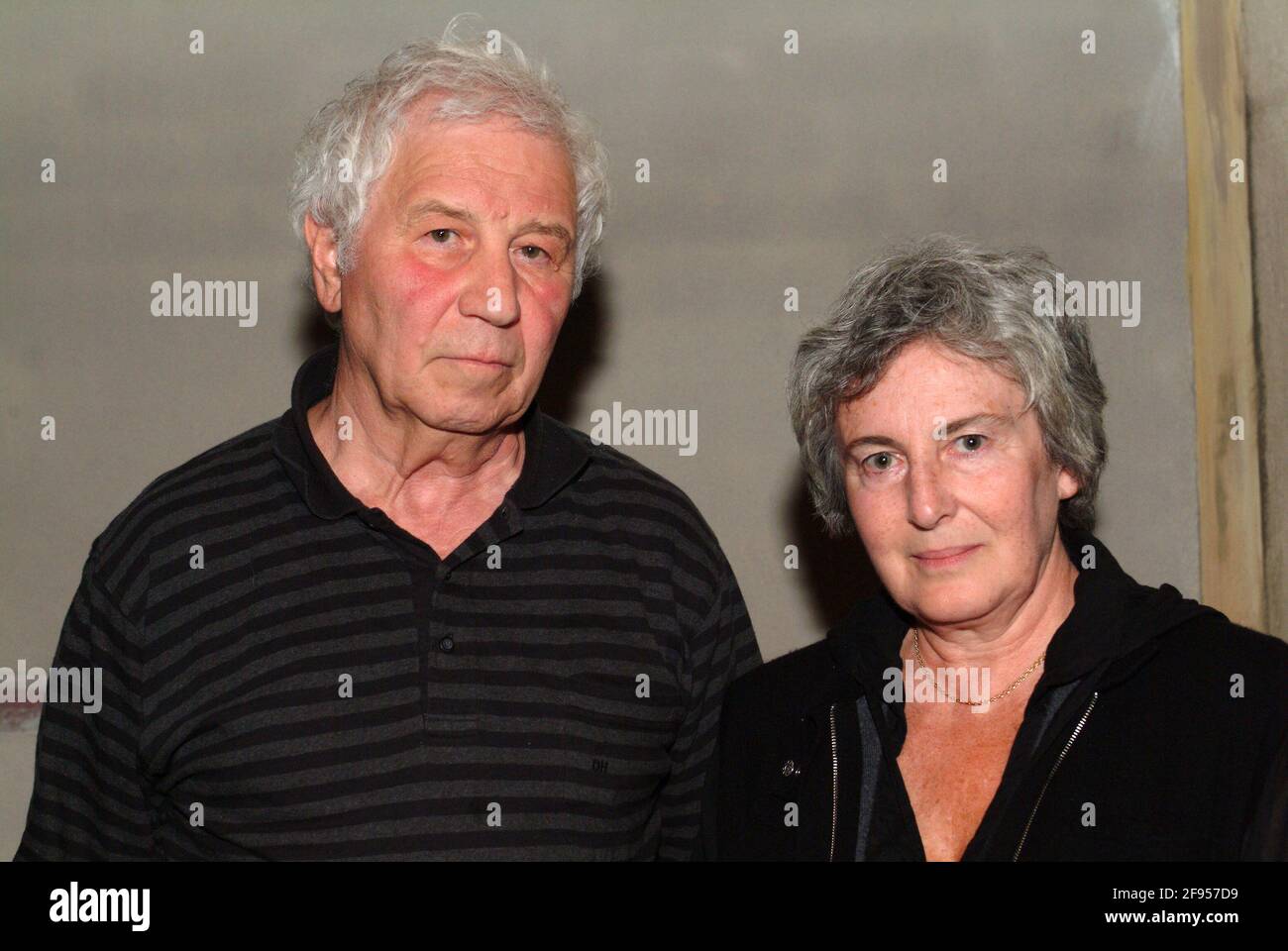 DEU, Deutschland, Ruhrgebiet, Bochum, 2.9.2003: Ilya und Emilia Kabakov bei der Erprobung der von ihnen gestalteten Domkuppel, in der Licht- und Farbs Stock Photo