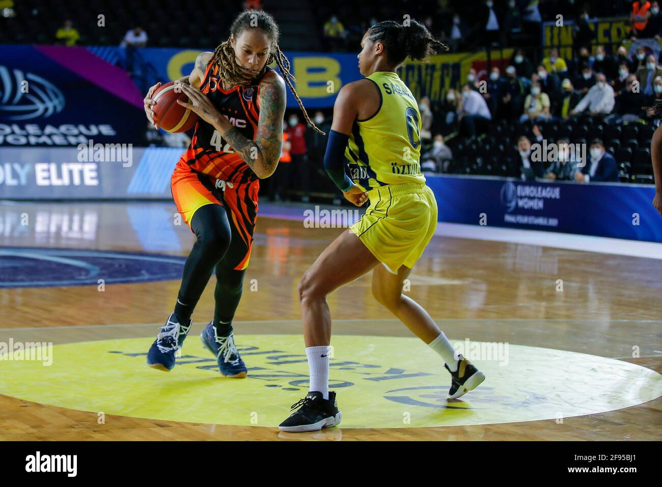 ISTANBUL, Turkey. 16th Apr, 2021: Basketbal: Fenerbahce Oznur Kablo v UMMC Ekaterinburg: Istanboel ISTANBUL, Turkey. 16th Apr, 2021. APRIL 16: Brittney Griner of UMMC Ekaterinburg, Satou Sabally of Fenerbahce Oznur Kablo during the Euroleague Women Final Four match between Fenerbahce Oznur Kablo and UMMC Ekaterinburg at Volkswagen Arena on April 16, 2021 in Istanbul, Turkey (Photo by /Orange Pictures) Credit: Orange Pics BV/Alamy Live News Stock Photo