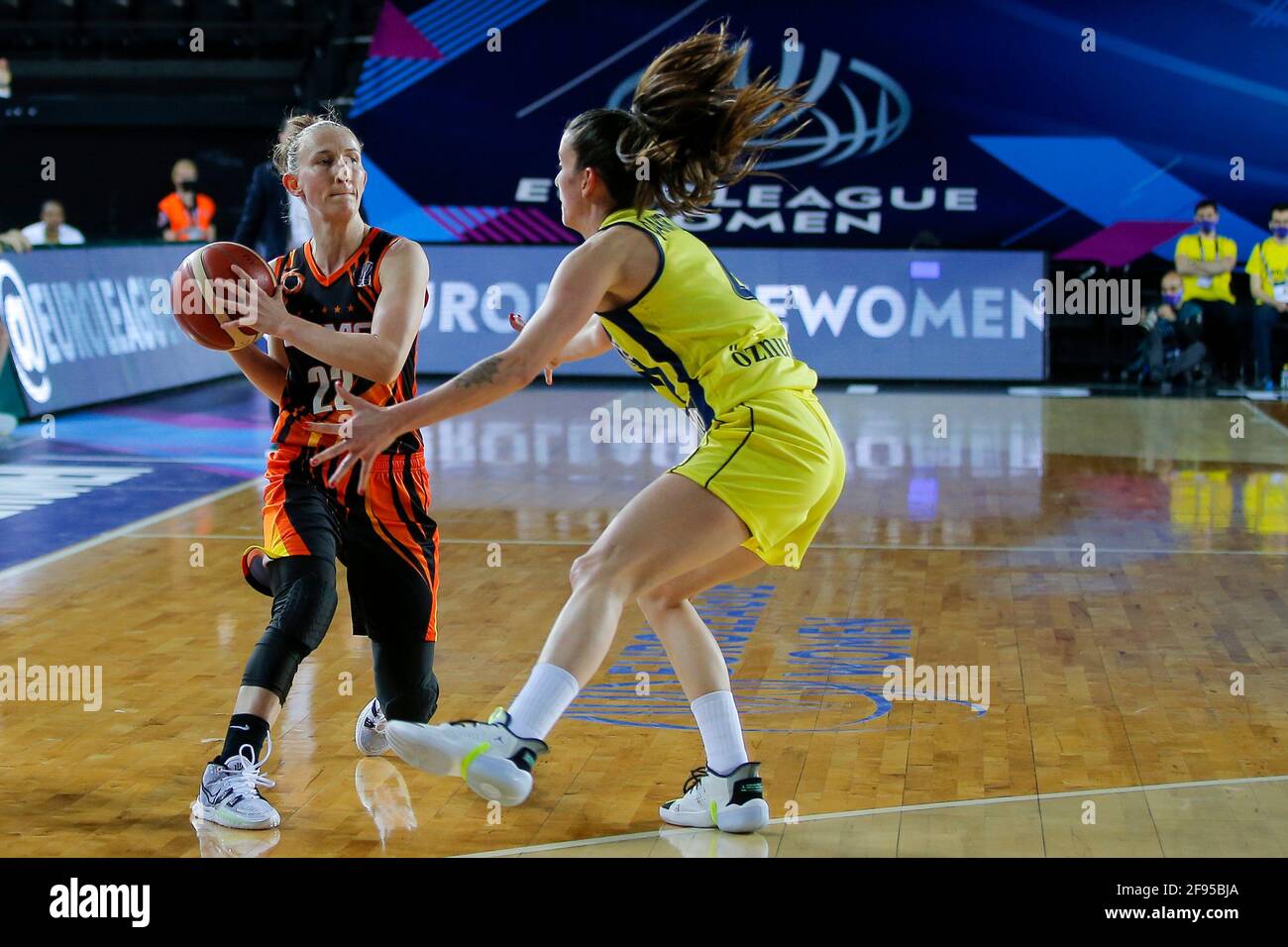 ISTANBUL, Turkey. 16th Apr, 2021: Basketbal: Fenerbahce Oznur Kablo v UMMC Ekaterinburg: Istanboel ISTANBUL, Turkey. 16th Apr, 2021. APRIL 16: Courtney Vandersloot of UMMC Ekaterinburg, Olcay Cakir of Fenerbahce Oznur Kablo during the Euroleague Women Final Four match between Fenerbahce Oznur Kablo and UMMC Ekaterinburg at Volkswagen Arena on April 16, 2021 in Istanbul, Turkey (Photo by /Orange Pictures) Credit: Orange Pics BV/Alamy Live News Stock Photo