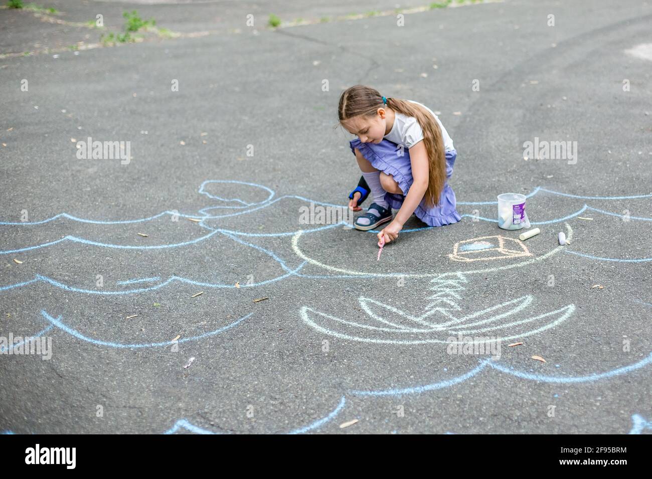 Children Drawing On A Pavement With Chalk High Resolution Stock Photography And Images Alamy Children Drawing On A Pavement With Chalk High Resolution Stock Photography And Images Alamy
