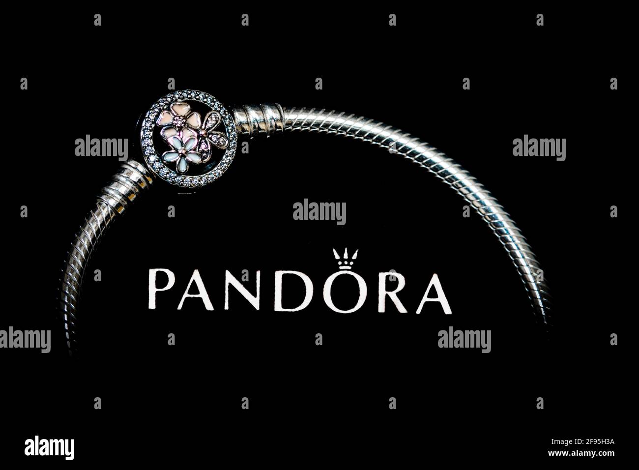 Pandora bracelet hires stock photography and images Alamy