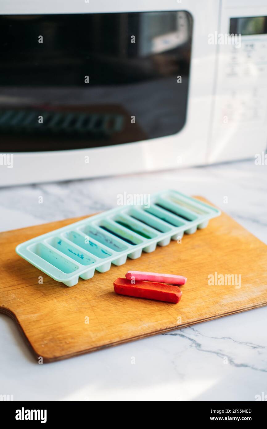 Kids Craft, Recycled Crayons, New Uses for Old Broken Crayons. Recycled