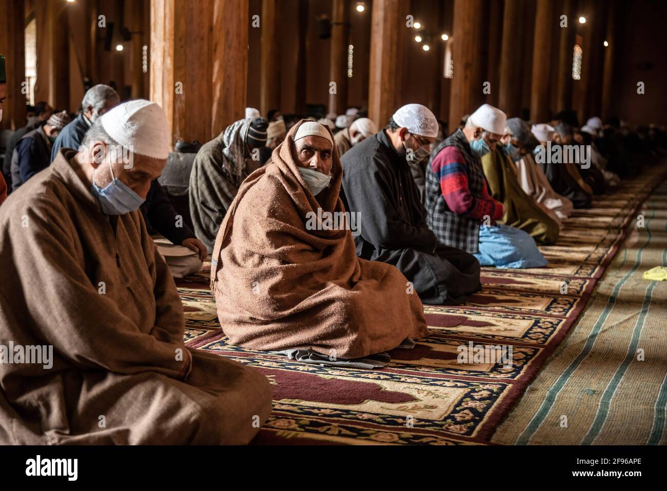 Muslims wearing face masks hi-res stock photography and images - Alamy