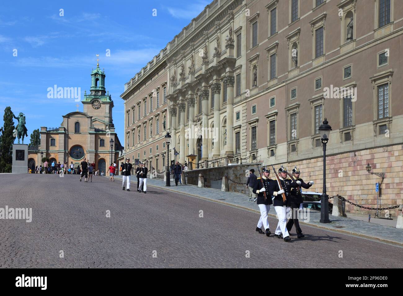 Sweden, Stockholm, Sweden, Stockholms slott (castle), Slottsbaken, Nicolai Church, changing of the guard Stock Photo