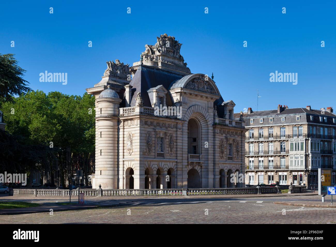 Porte de paris hi-res stock photography and images - Alamy