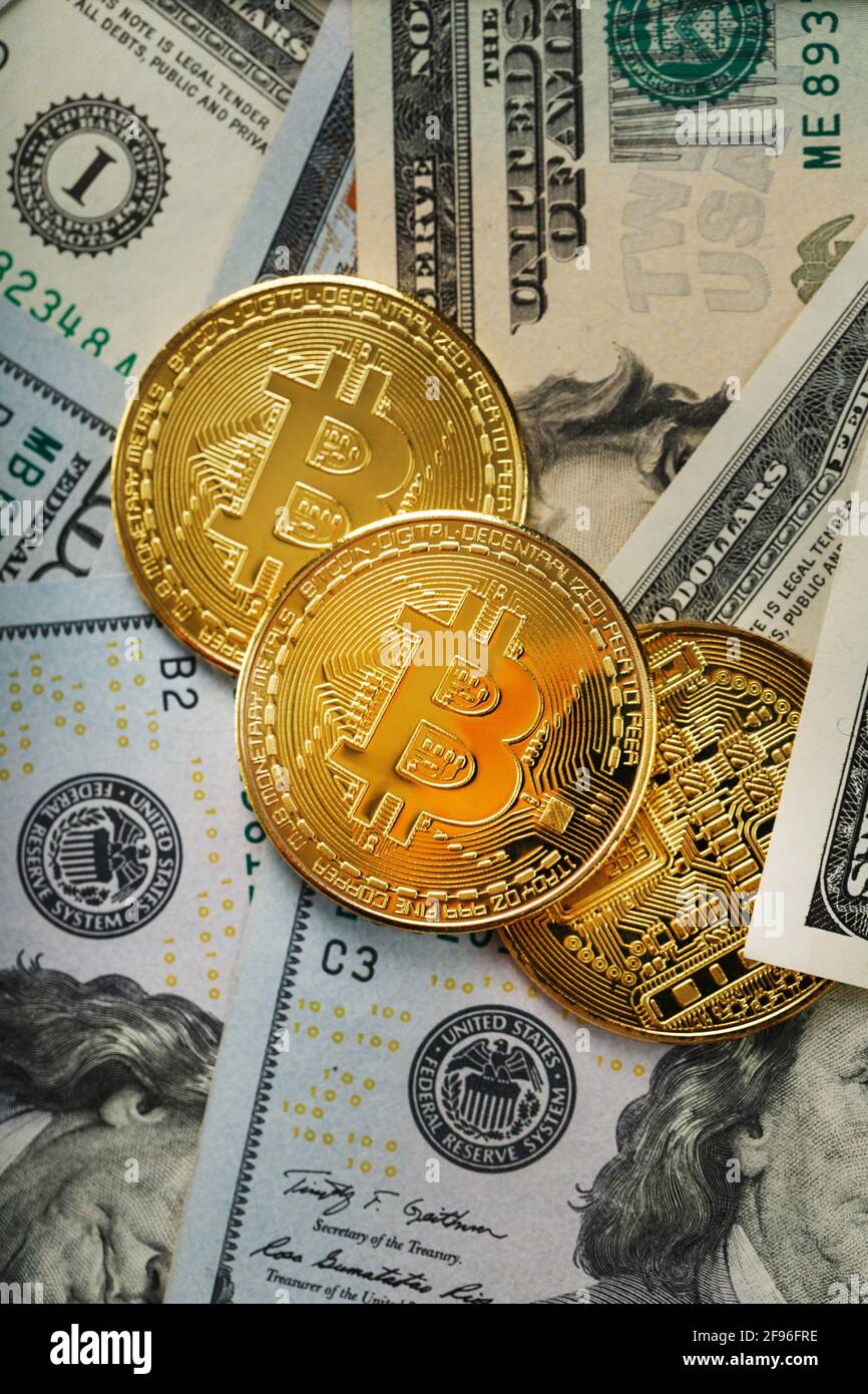 Bitcoin gold coins on US dollar bills. The concept of a peer-to-peer  payment system that uses the same unit for accounting transactions Stock  Photo - Alamy