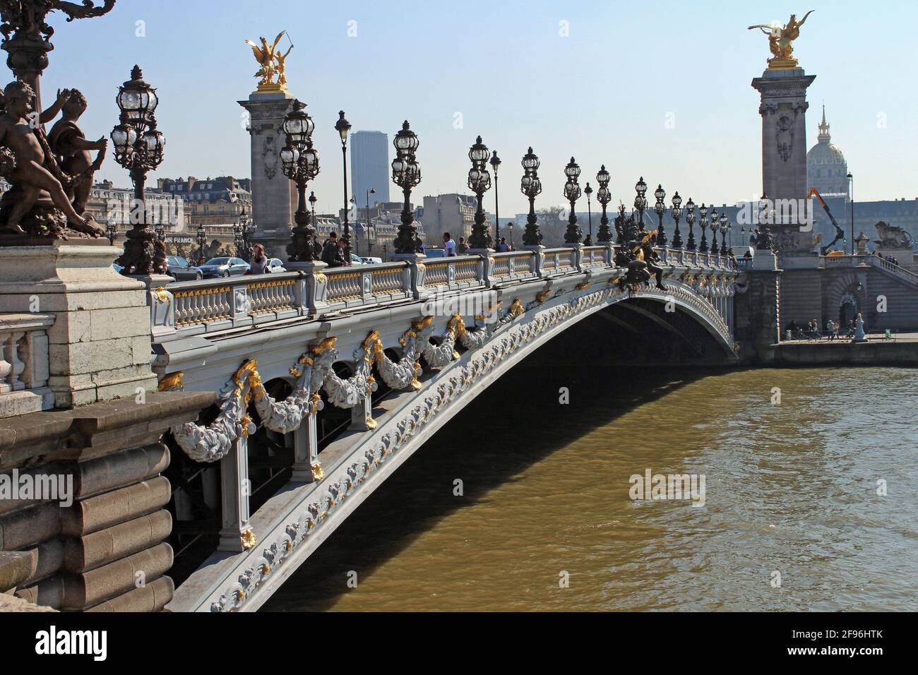 Paris le pont Alexandre III Stock Photo - Alamy