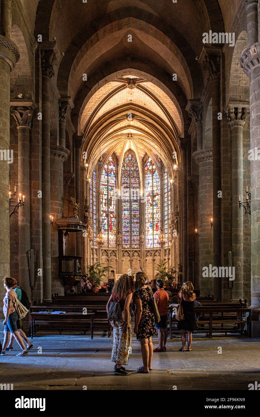 Carcassona, Languedoc, France; July 23, 2018: Church of Saint Nazaire, in Carcassona, where you can see the central nave with two young tourists from Stock Photo