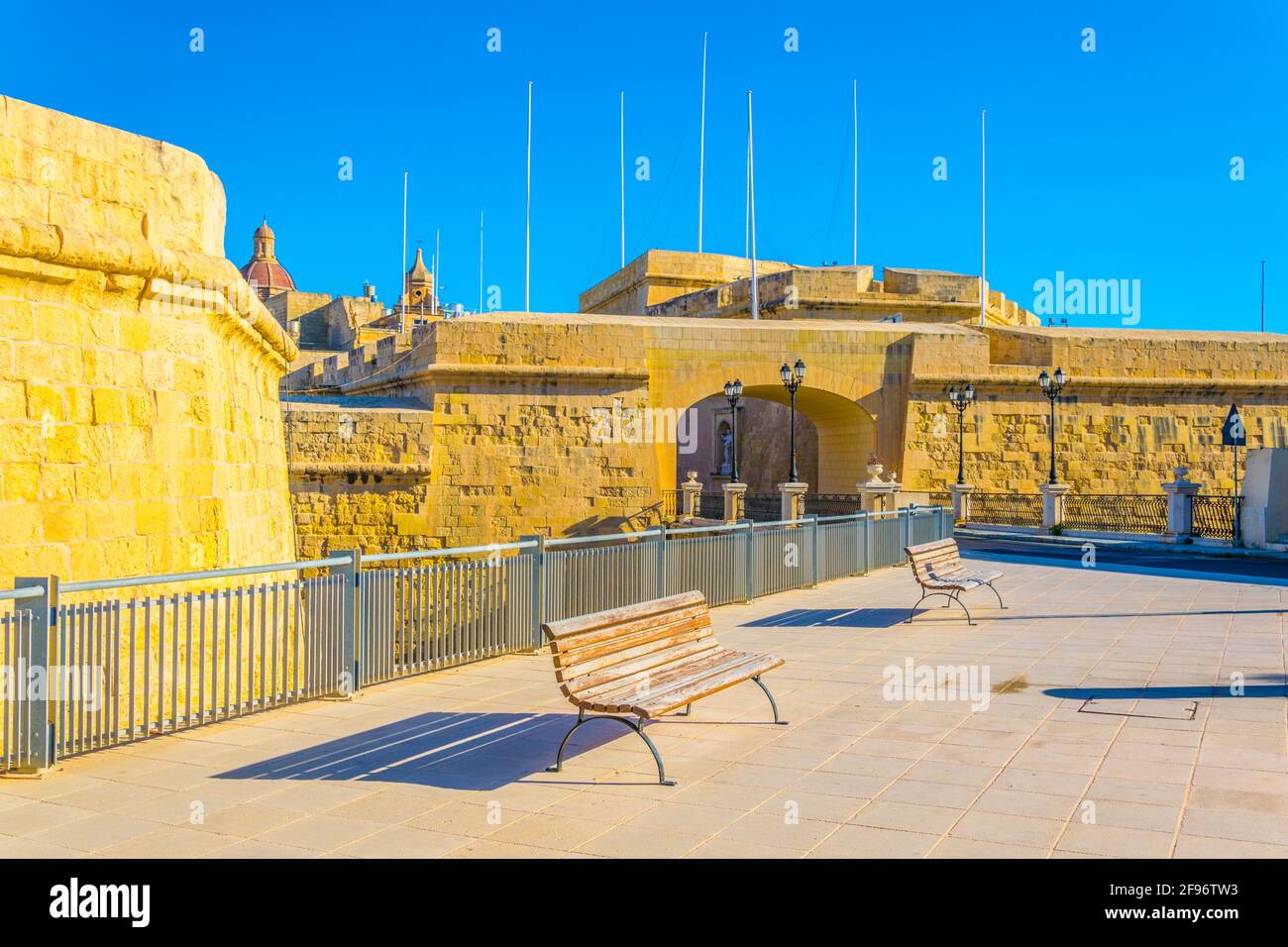 View of a medieval gate in Birgu, Malta Stock Photo Alamy