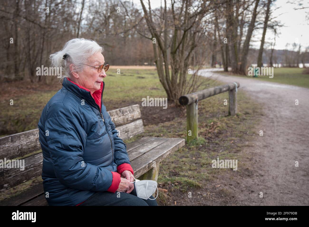 Lonely old woman in park hi-res stock photography and images - Alamy