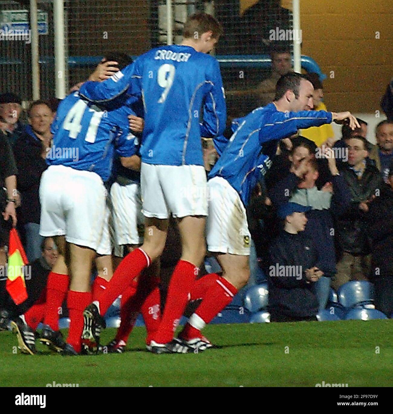 PORTSMOUTH V WIMBLEDON. SEAN DERRY TURNS AWAY AS PORTSMOUTH PLAYERS CONGRATULATE LEO BIAGINI (41) PIC MIKE WALKER, 2002 Stock Photo