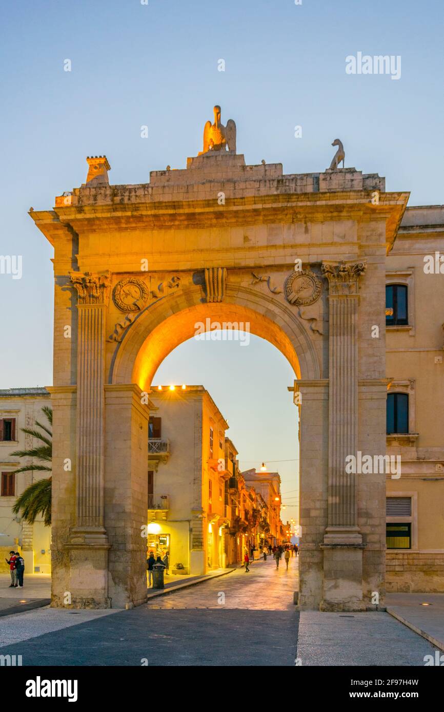 Sunset view of the Porta Reale o Ferdinandea in Noto, Sicily, Italy ...