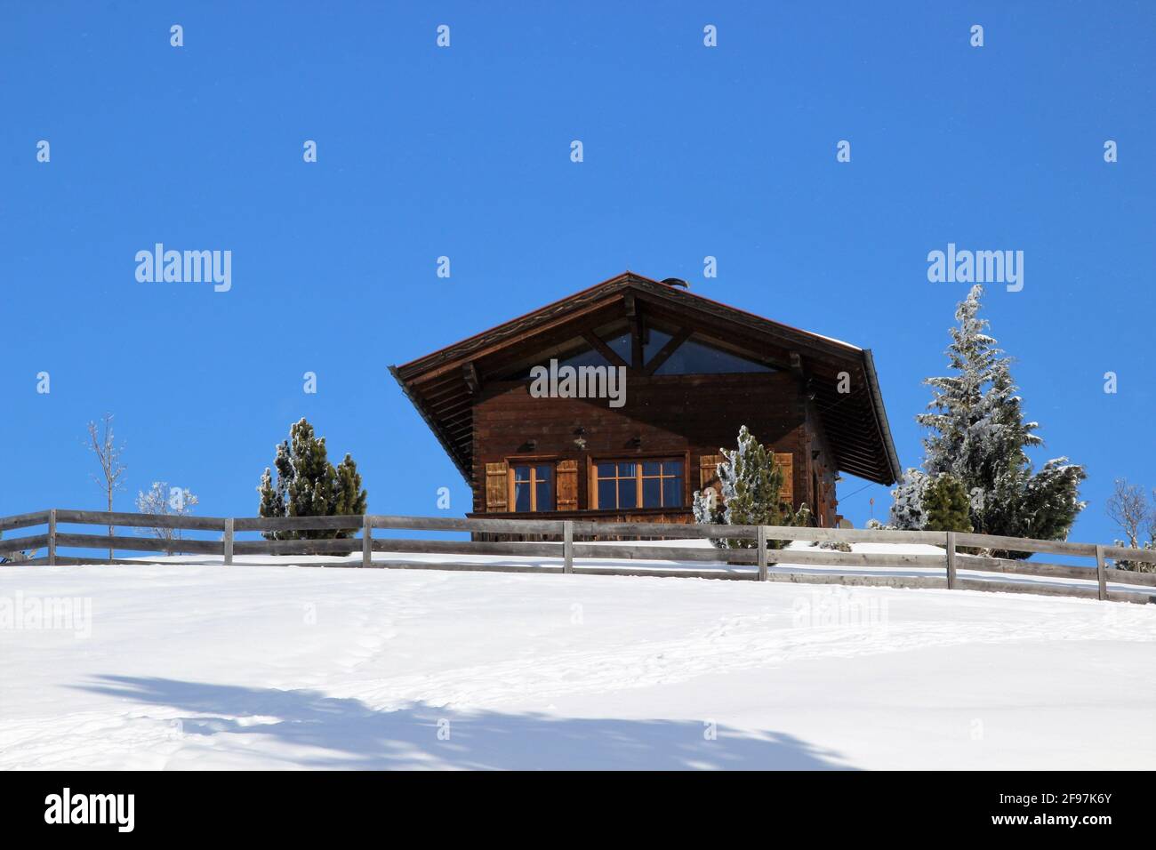 Hut invites you to take a break on the summit of the Eckbauers near Garmisch Partenkirchen. Snow-covered trees, fence in a snowy landscape at the Eckbauer. Winter in Werdenfelser Land, Europe, Germany, Bavaria, Upper Bavaria, dream weather Stock Photo