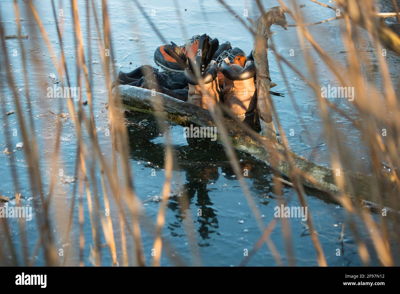 Winter, weather, Bavaria, Waging, lake Tachinger See, Rupertiwinkel region, Upper Bavaria, ice, frozen lake, skaters' shoes on the shore Stock Photo