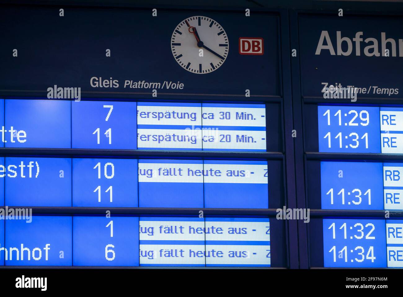 Essen, North Rhine-Westphalia, Germany - onset of winter in the Ruhr area, Essen train station, many trains are delayed or canceled due to ice and snow. Stock Photo