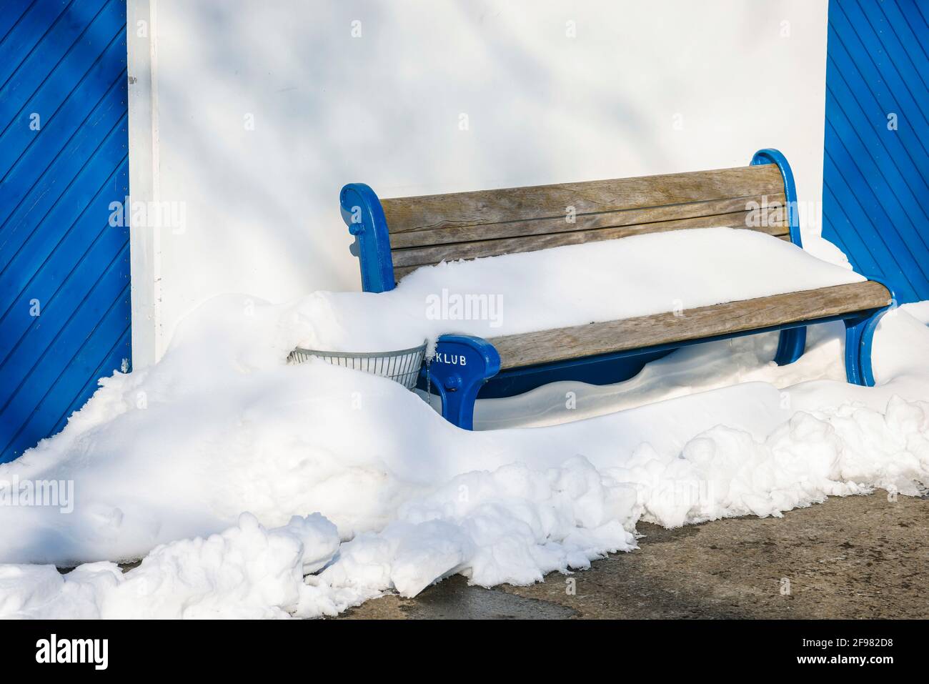 Hamm, North Rhine-Westphalia, Germany - ice and snow on the lip, bench with snow, rowing club Hamm. Stock Photo