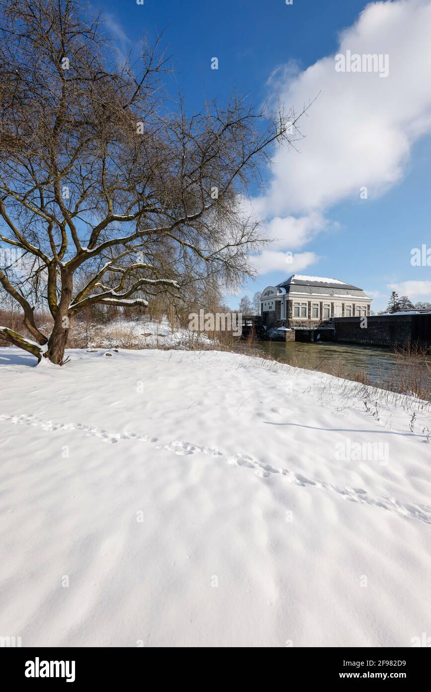 Hamm, North Rhine-Westphalia, Germany - Sunny winter landscape in the Ruhr area, ice and snow on the Lippe, behind the building of the Hamm water transfer between the Lippe and the Datteln-Hamm Canal. Stock Photo